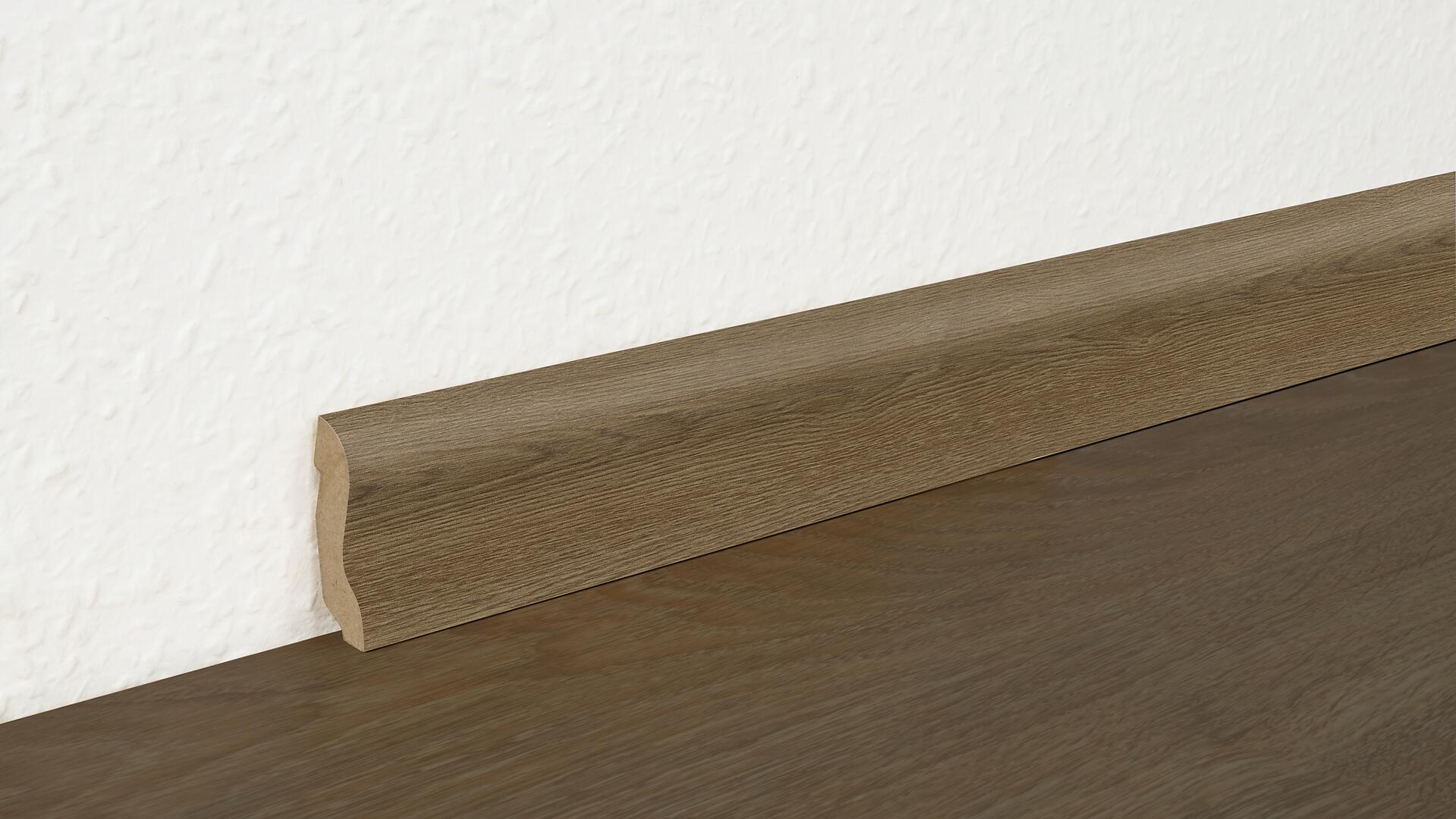 Sockelleiste L/B/H: ca. 250x2x4,5 cm pro Stück