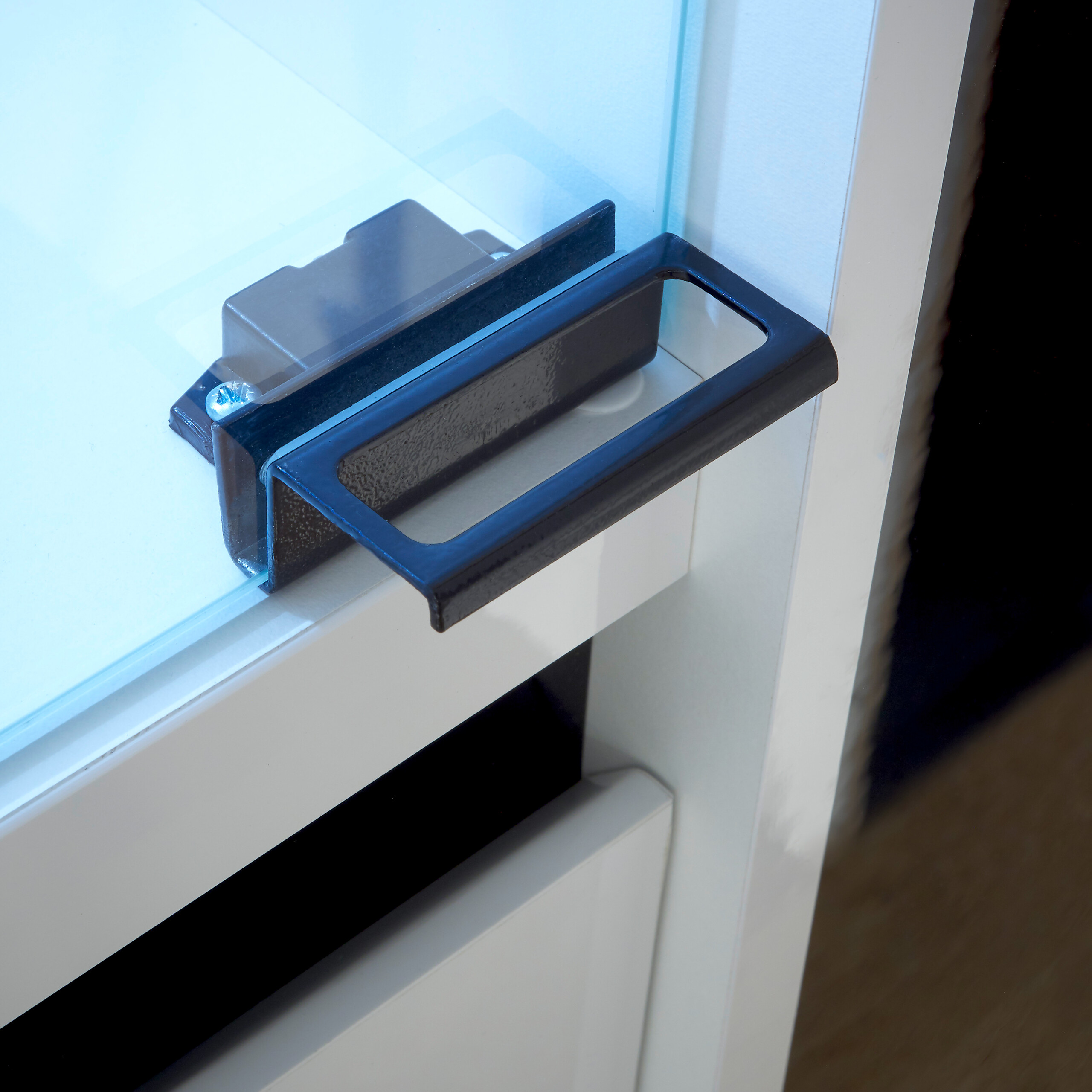 Vitrine Savona weiß Hochglanz schwarz Hochglanz B/H/T: ca. 120x185x45 cm Vitrine Savona weiß Hochglanz schwarz Hochglanz B/H/T: ca. 120x185x45 cm