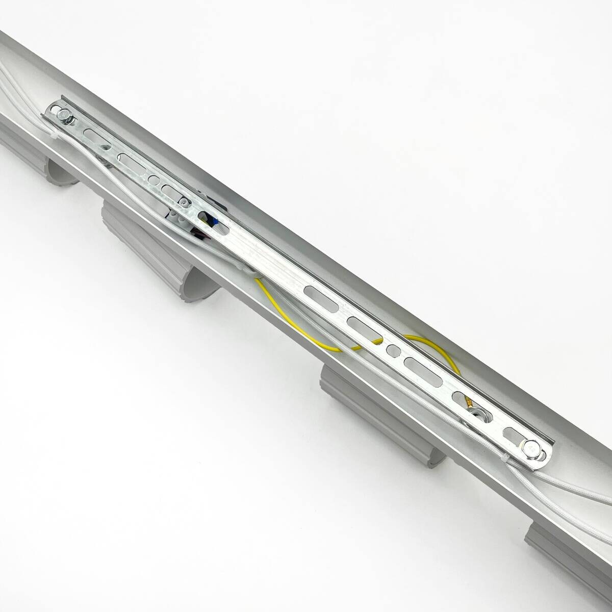 Lamkur Strahler Prisma weiß Stahl B/H/L: ca. 6,5x16,5x117 cm 6 Brennstellen