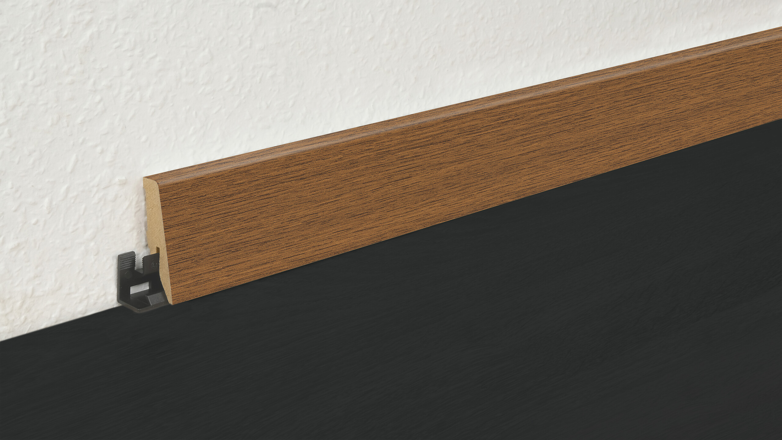 Sockelleiste L/B/H: ca. 250x1,8x5,8 cm pro Stück