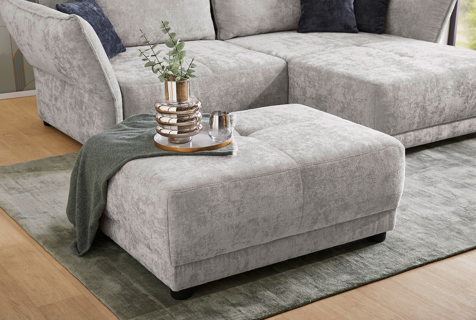 Hocker hellgrau Webstoff B/H/T: ca. 112x44x79 cm Hocker hellgrau Webstoff B/H/T: ca. 112x44x79 cm