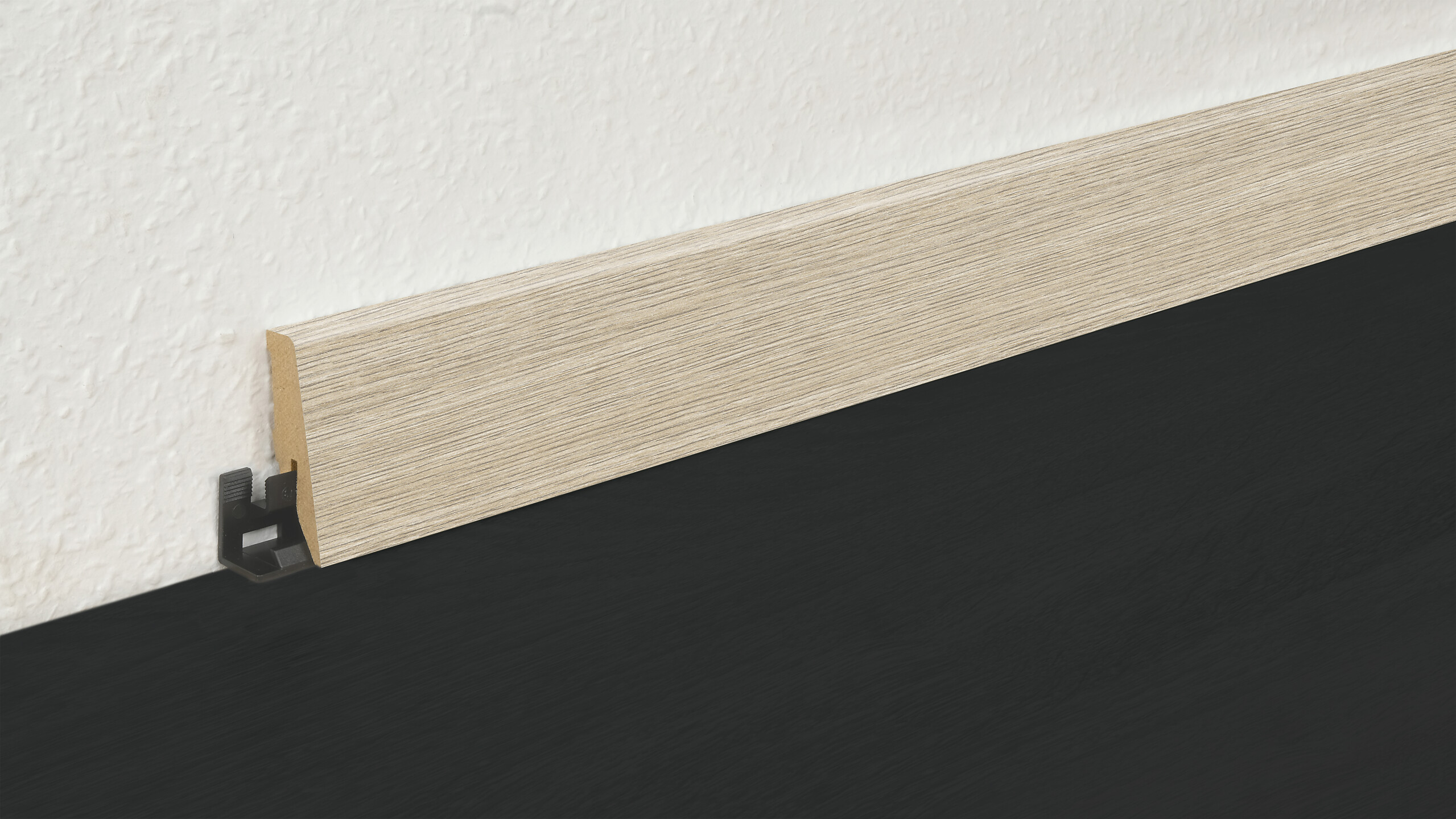 Sockelleiste L/B/H: ca. 250x1,8x5,8 cm pro Stück