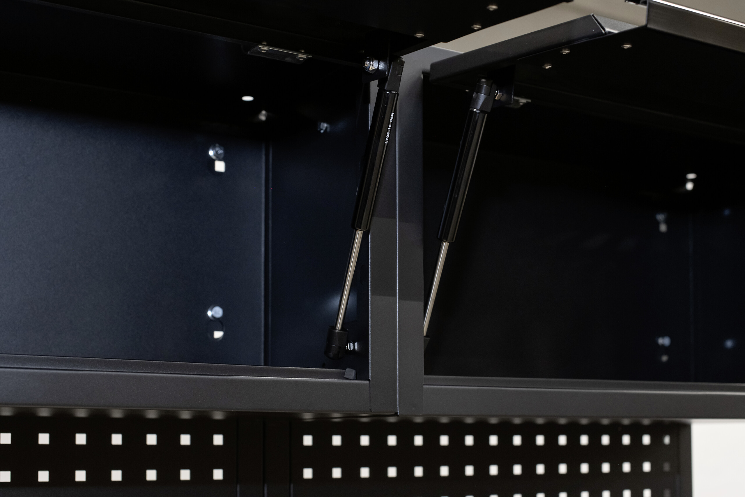 Werkzeugschrank EOS Blackline schwarz B/H/L: ca. 204x200x61 cm