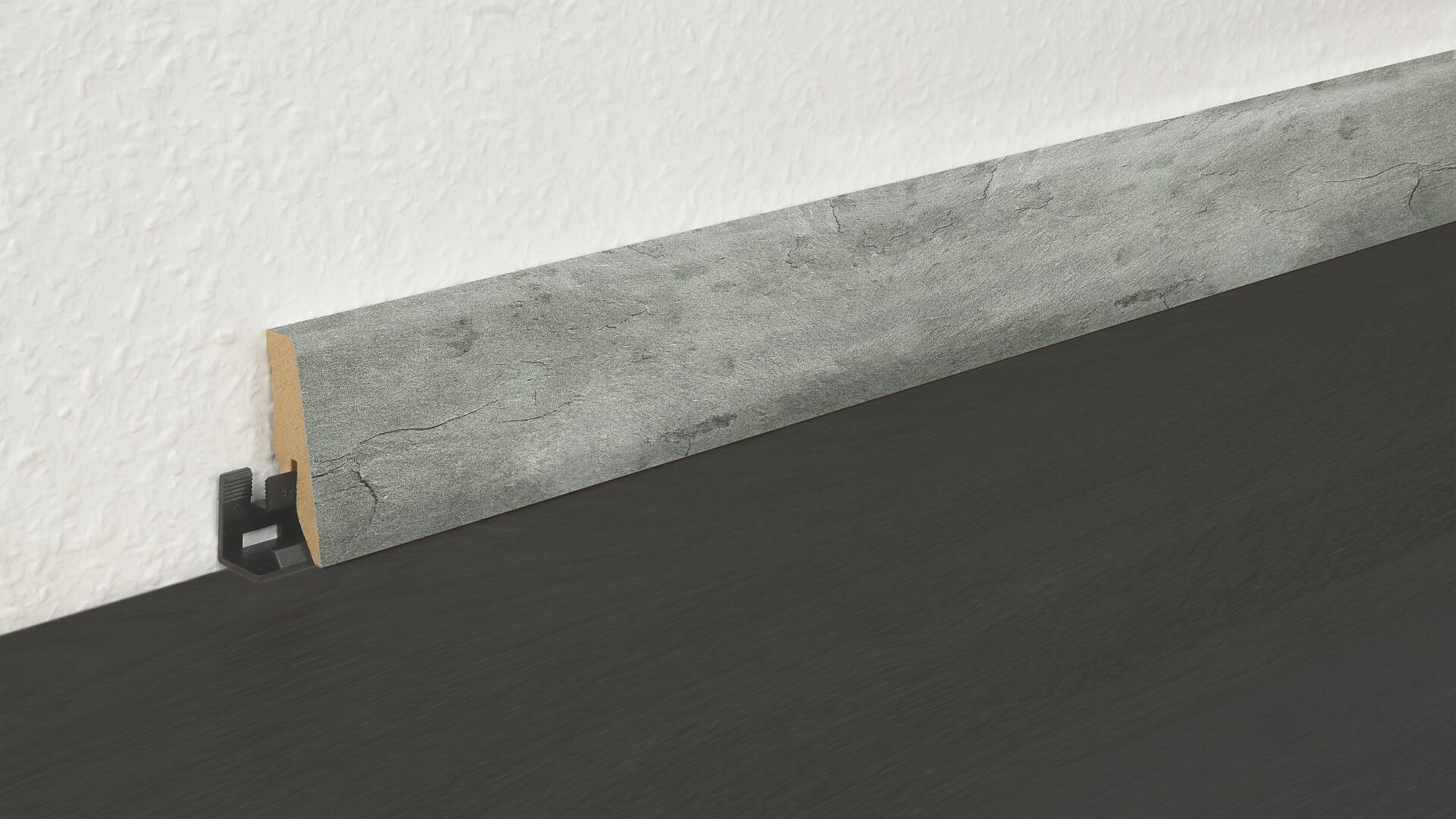 Sockelleiste L/B/H: ca. 250x1,8x5,8 cm pro Stück