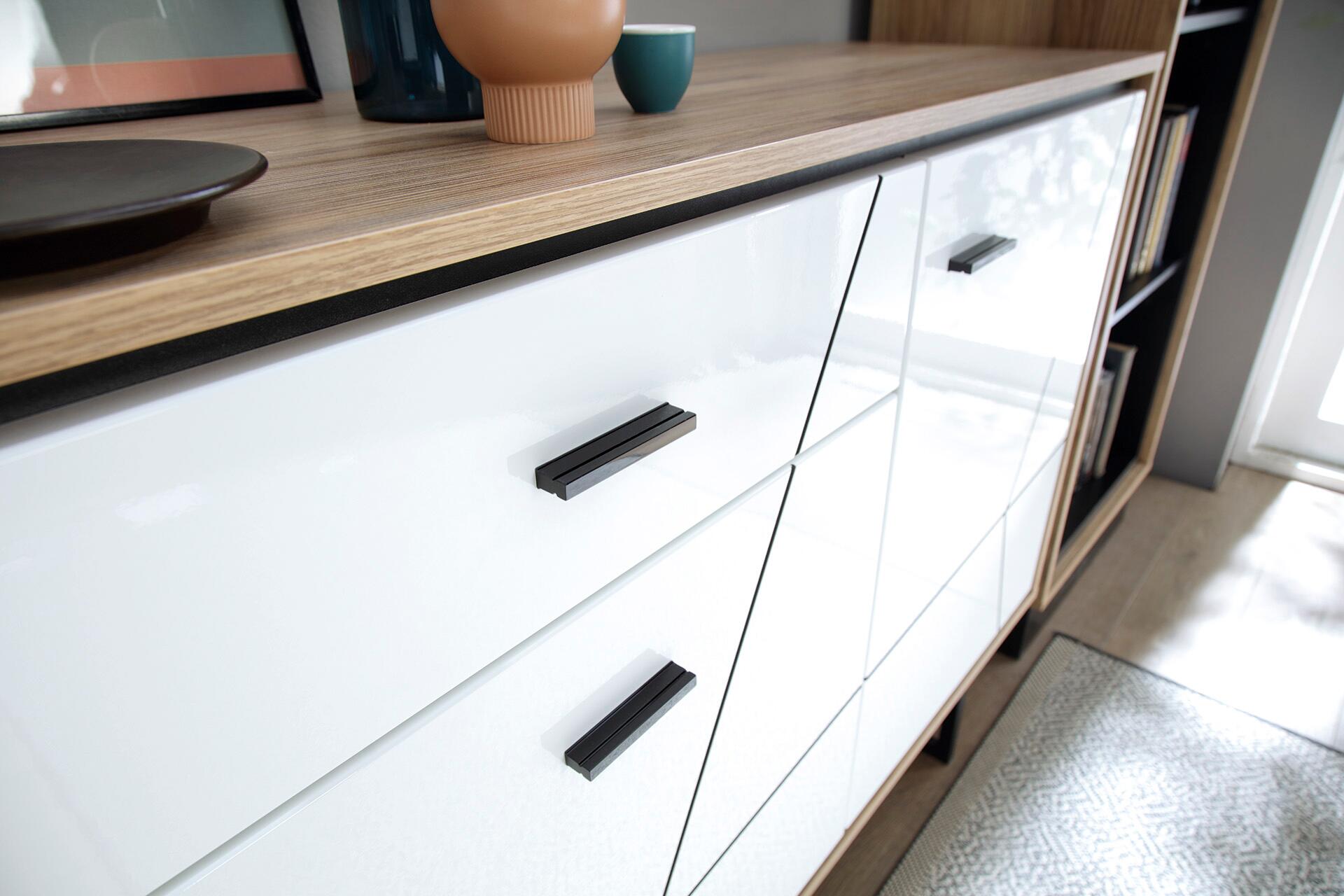 Sideboard Brolo Eiche Cleveland Nachbildung weiß Hochglanz schwarz B/H/T: ca. 167x90x40 cm