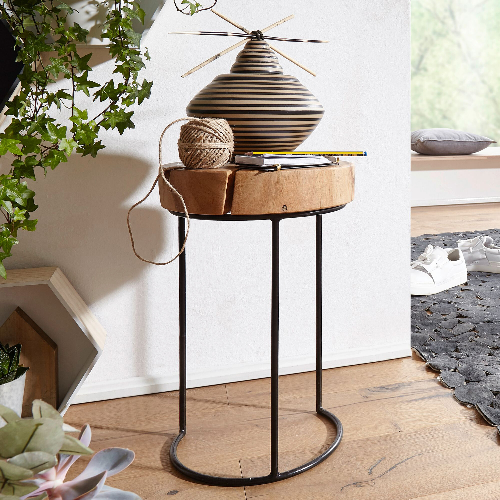 Beistelltisch natur schwarz Akazie Metall B/H/T: ca. 28x45x28 cm