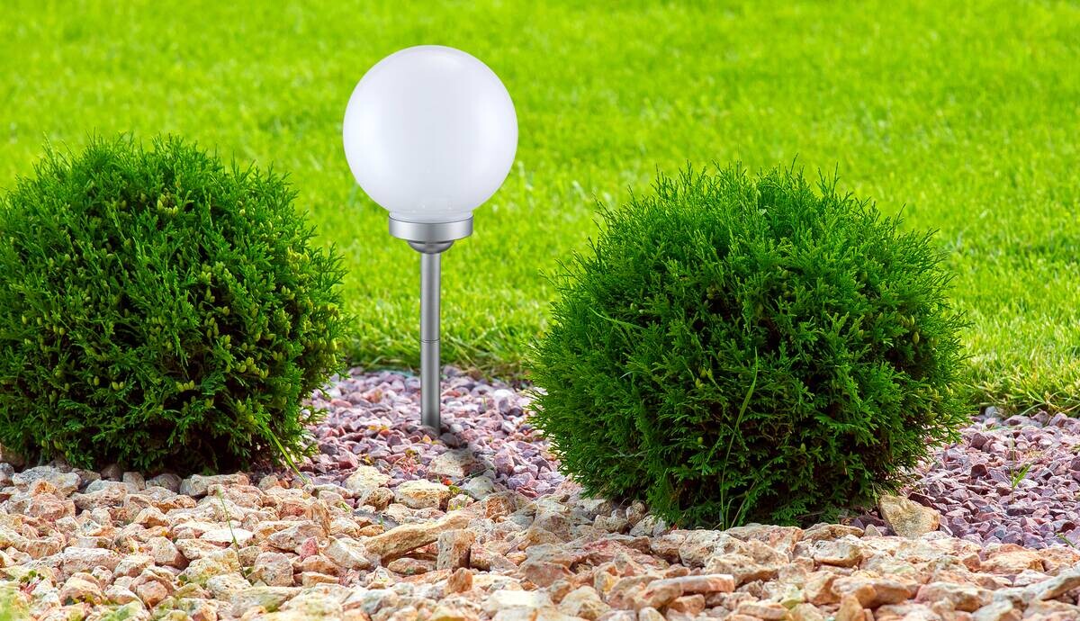 LED-Solarleuchte silber Kunststoff H/D: ca. 70x30 cm