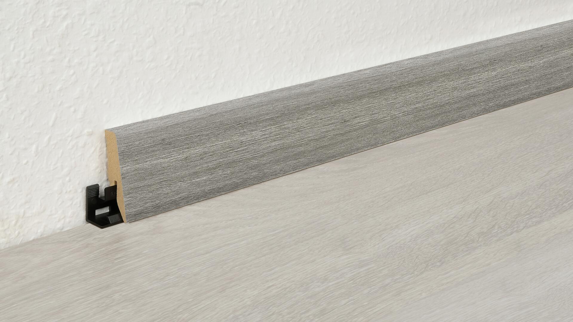 Sockelleiste L/B/H: ca. 250x1,8x5,8 cm pro Stück