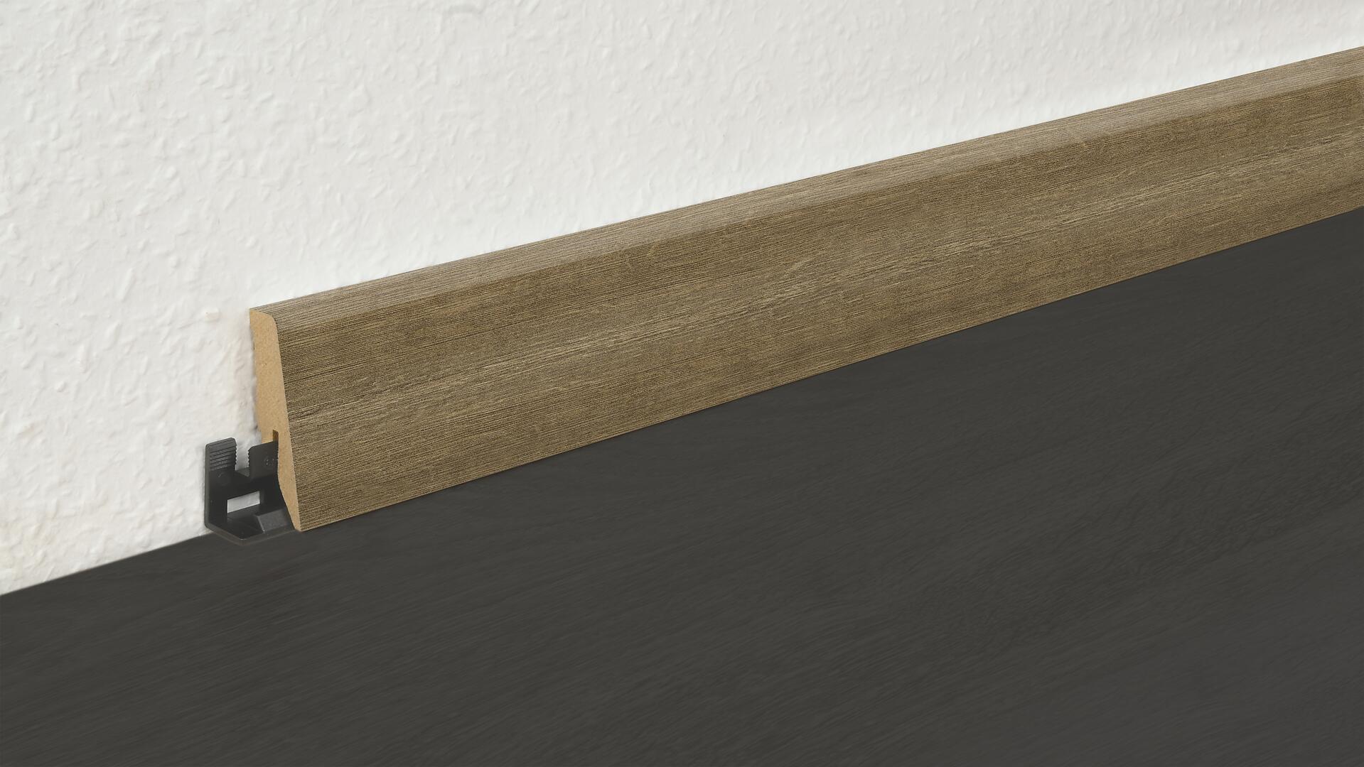 Sockelleiste L/B/H: ca. 250x1,8x5,8 cm pro Stück
