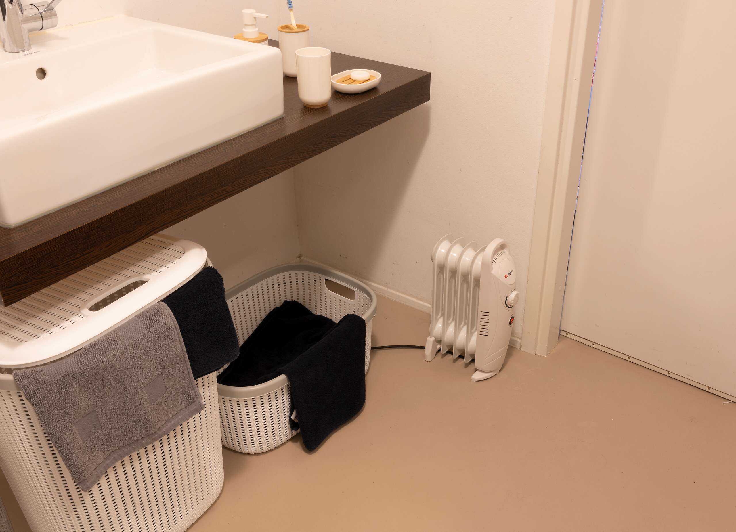 Ölradiator weiß Metall B/H/T: ca. 23x38x13,5 cm ca. 650 W