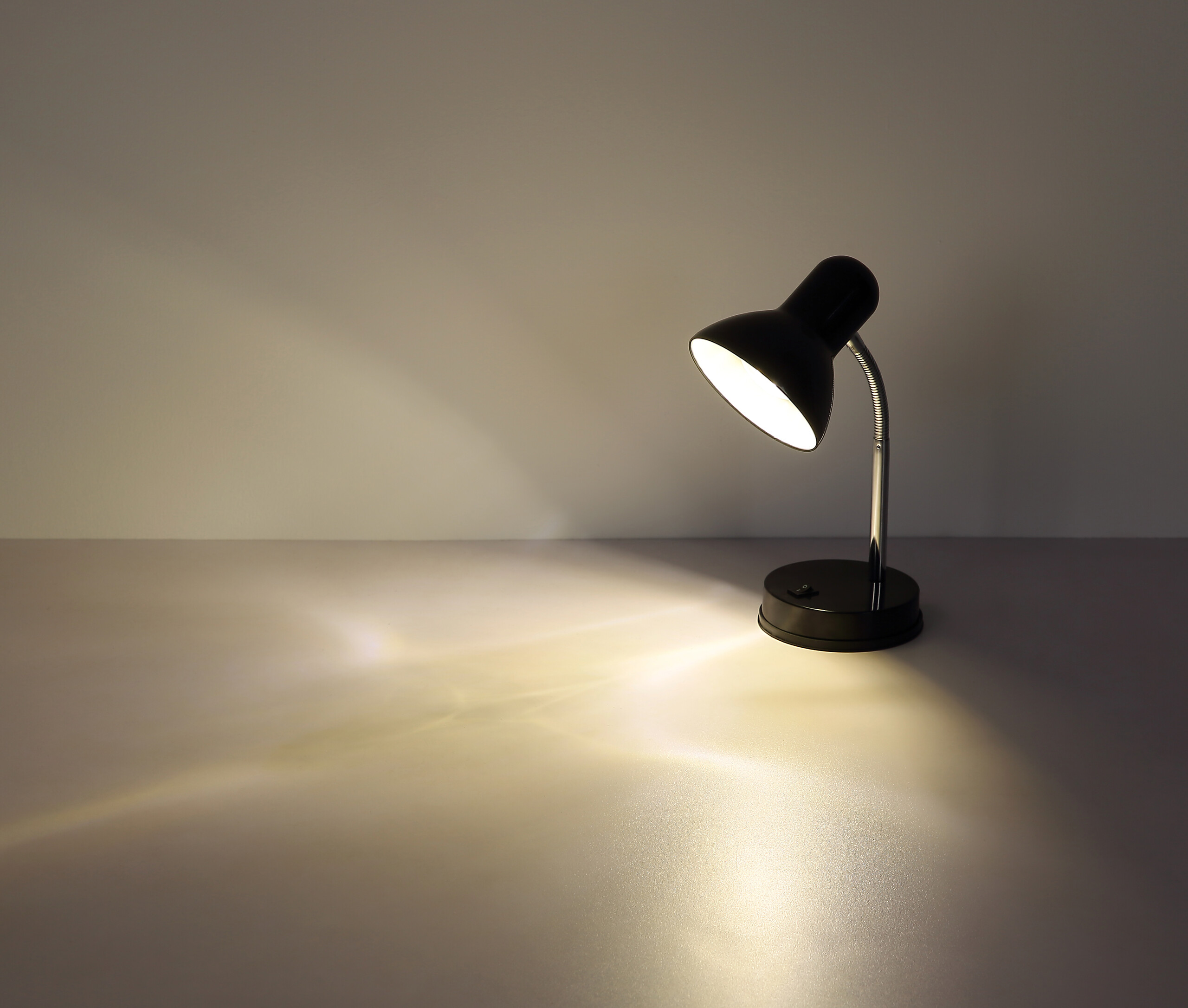 GLOBO Tischleuchte schwarz Kunststoff Metall B/H/L: ca. 15x20,5x15 cm E27 1 Brennstellen