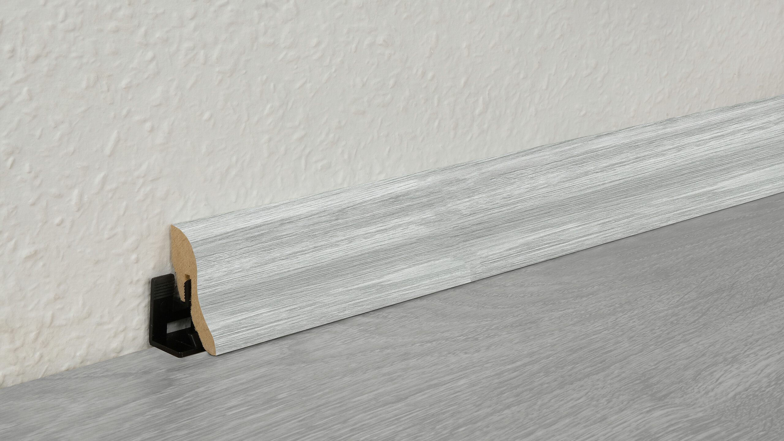 Sockelleiste L/B/H: ca. 250x2,2x4 cm pro Stück