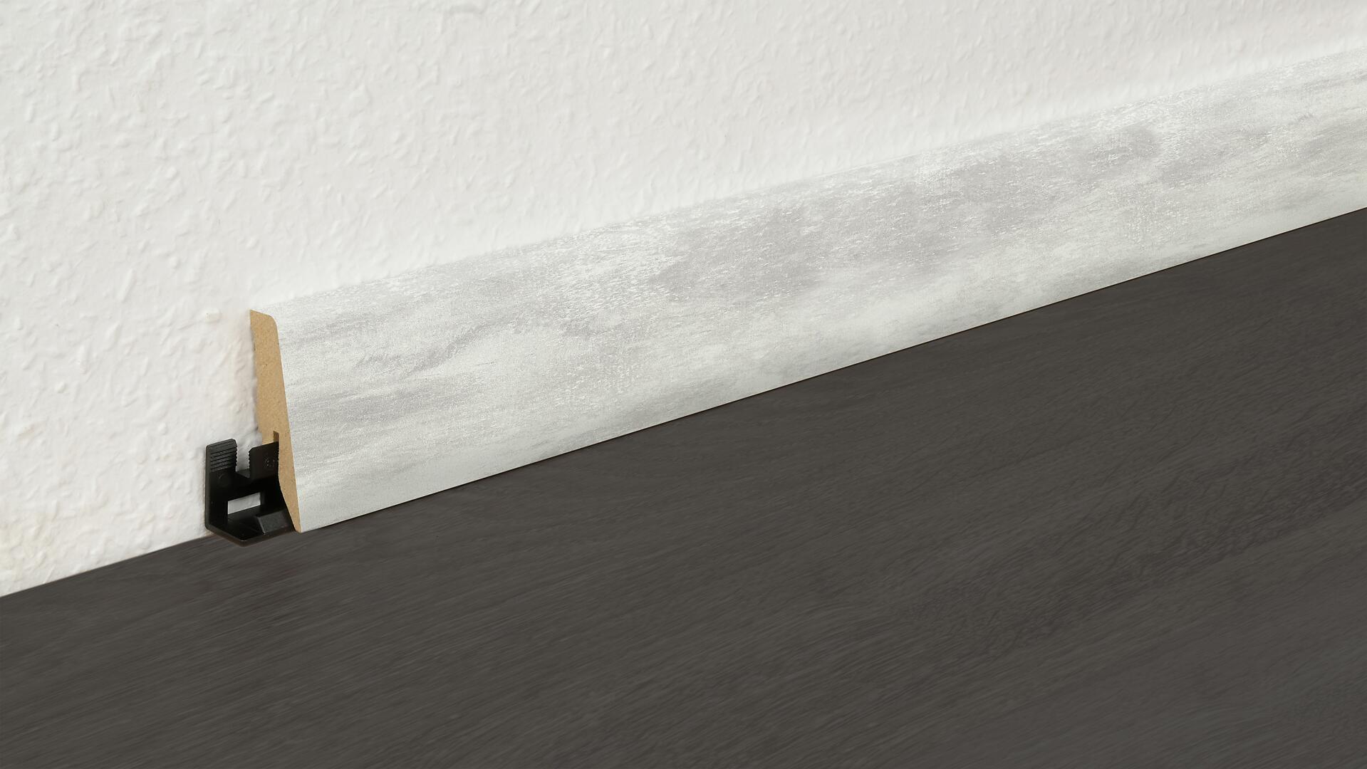 Sockelleiste L/B/H: ca. 250x1,8x5,8 cm pro Stück