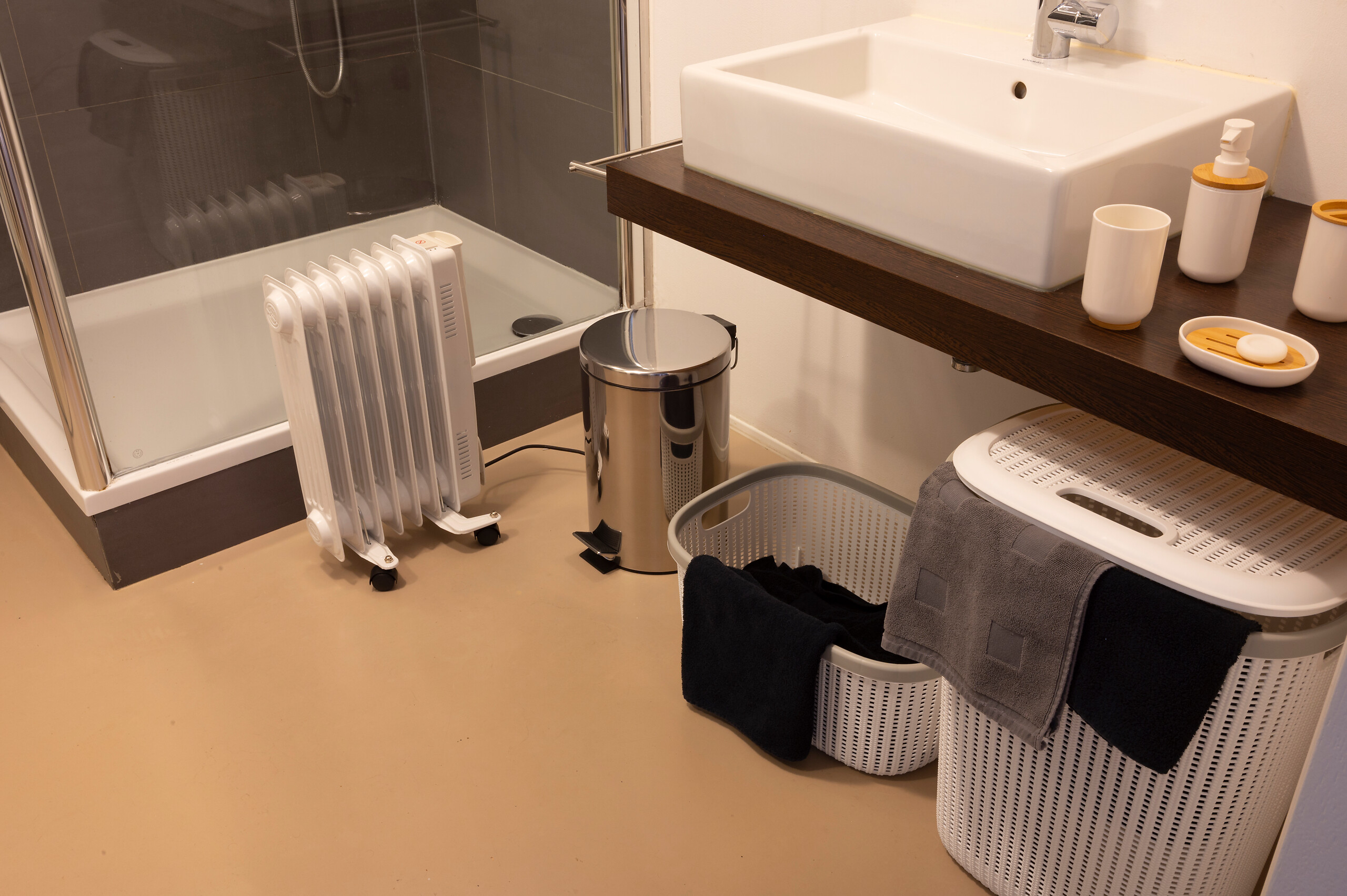 Ölradiator weiß Metall B/H/L: ca. 23,5x55x33 cm ca. 1500 W