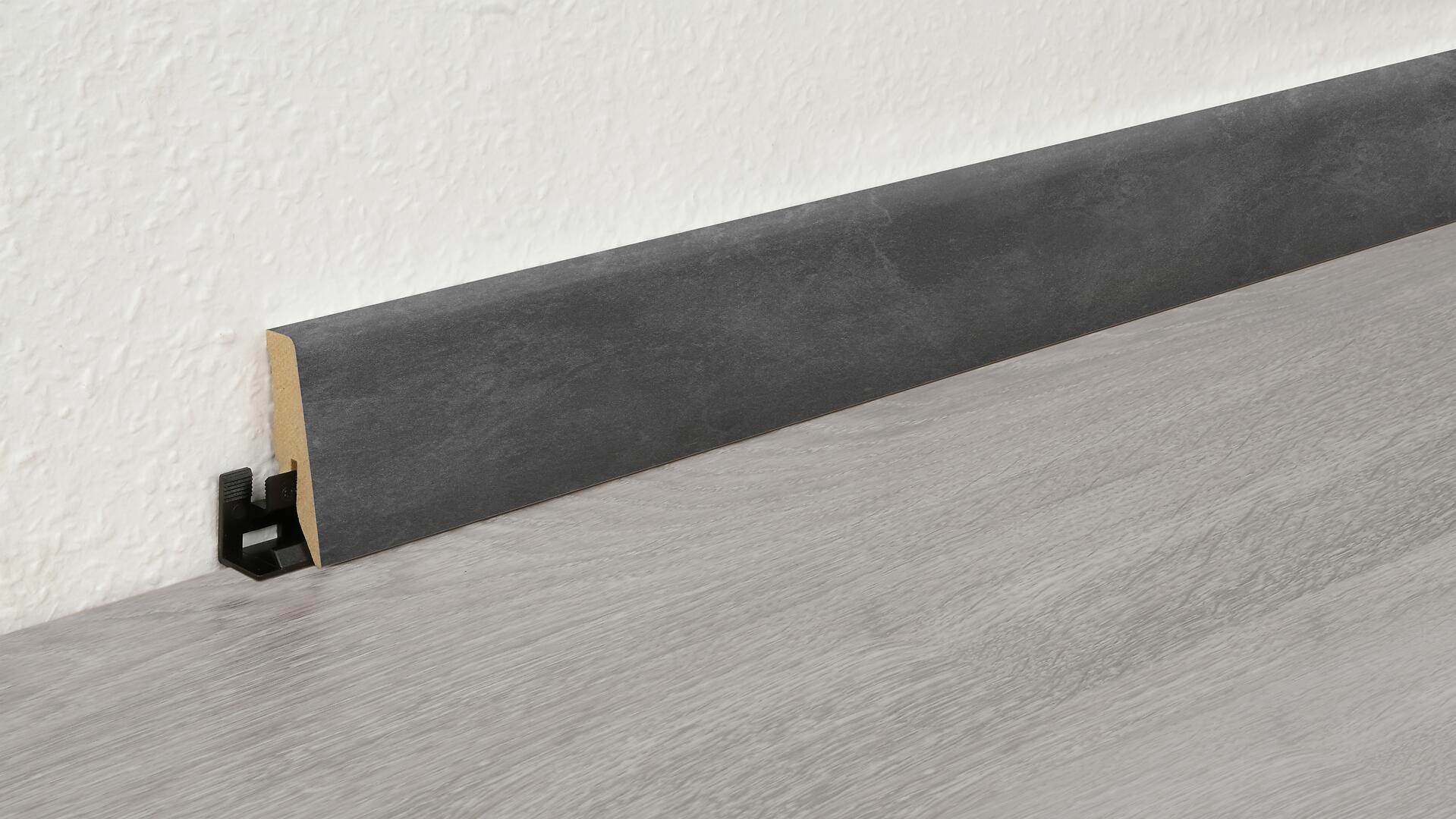 Sockelleiste L/B/H: ca. 250x1,8x5,8 cm pro Stück