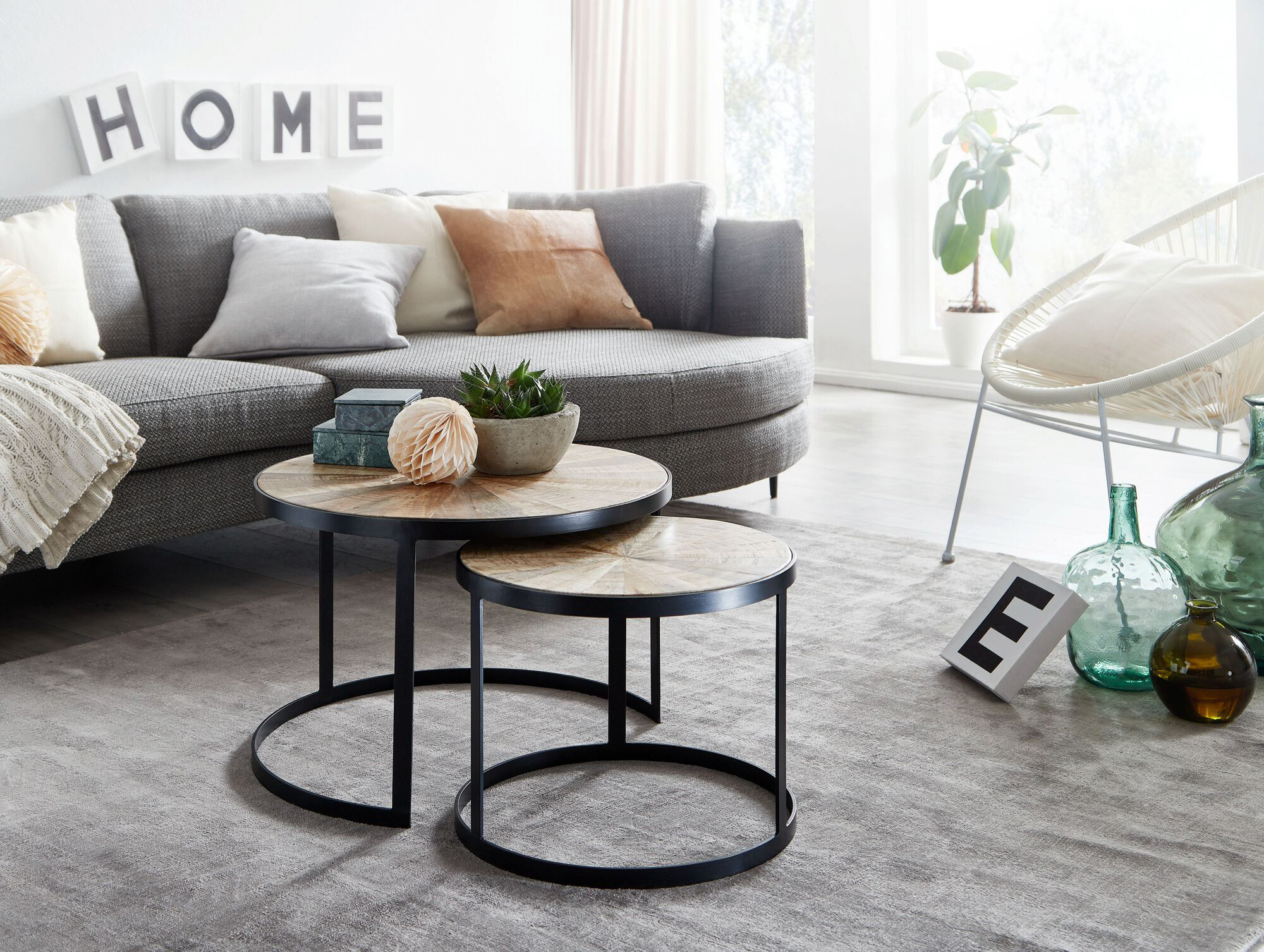 Beistelltisch 2er-Set. natur schwarz pulverbeschichtet Echtholz Eisen