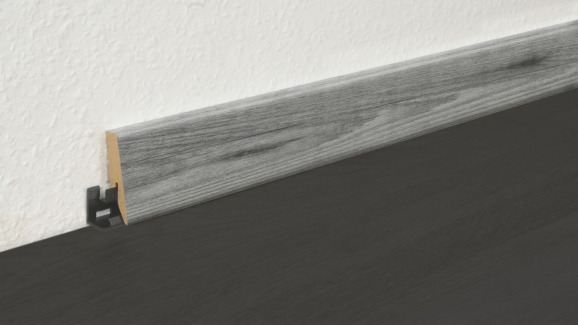 Sockelleiste L/B/H: ca. 250x1,8x5,8 cm pro Stück