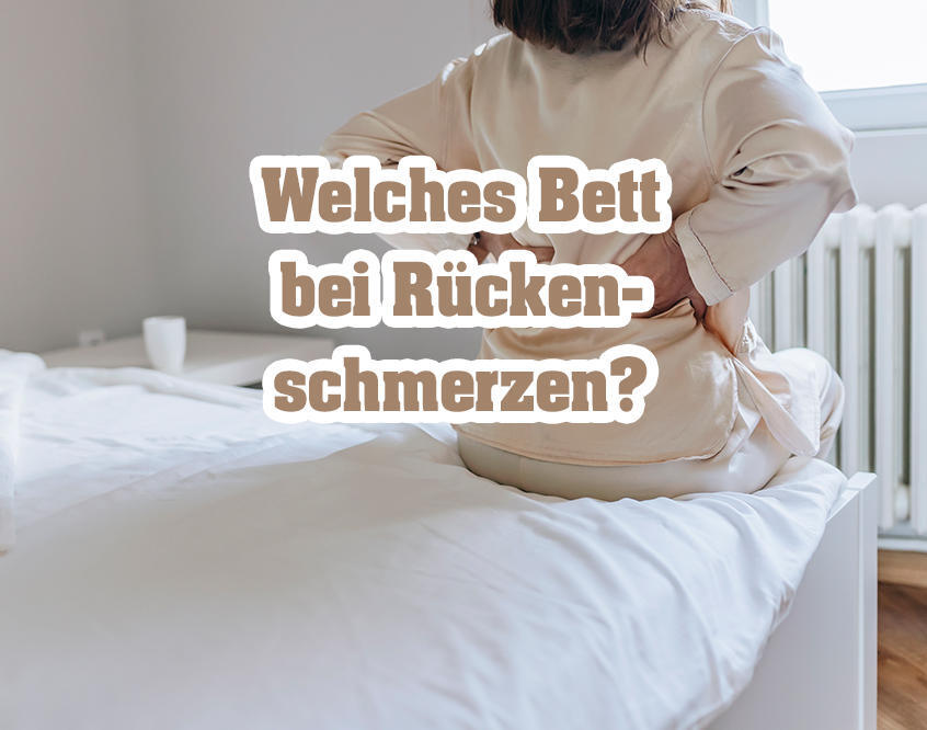 Eine Person mit beigem Schlafanzug sitzt auf einem Bett und hält sich den Rücken. Text: 'Welches Bett bei Rückenschmerzen?'. Raum mit Fenster und Heizkörper.