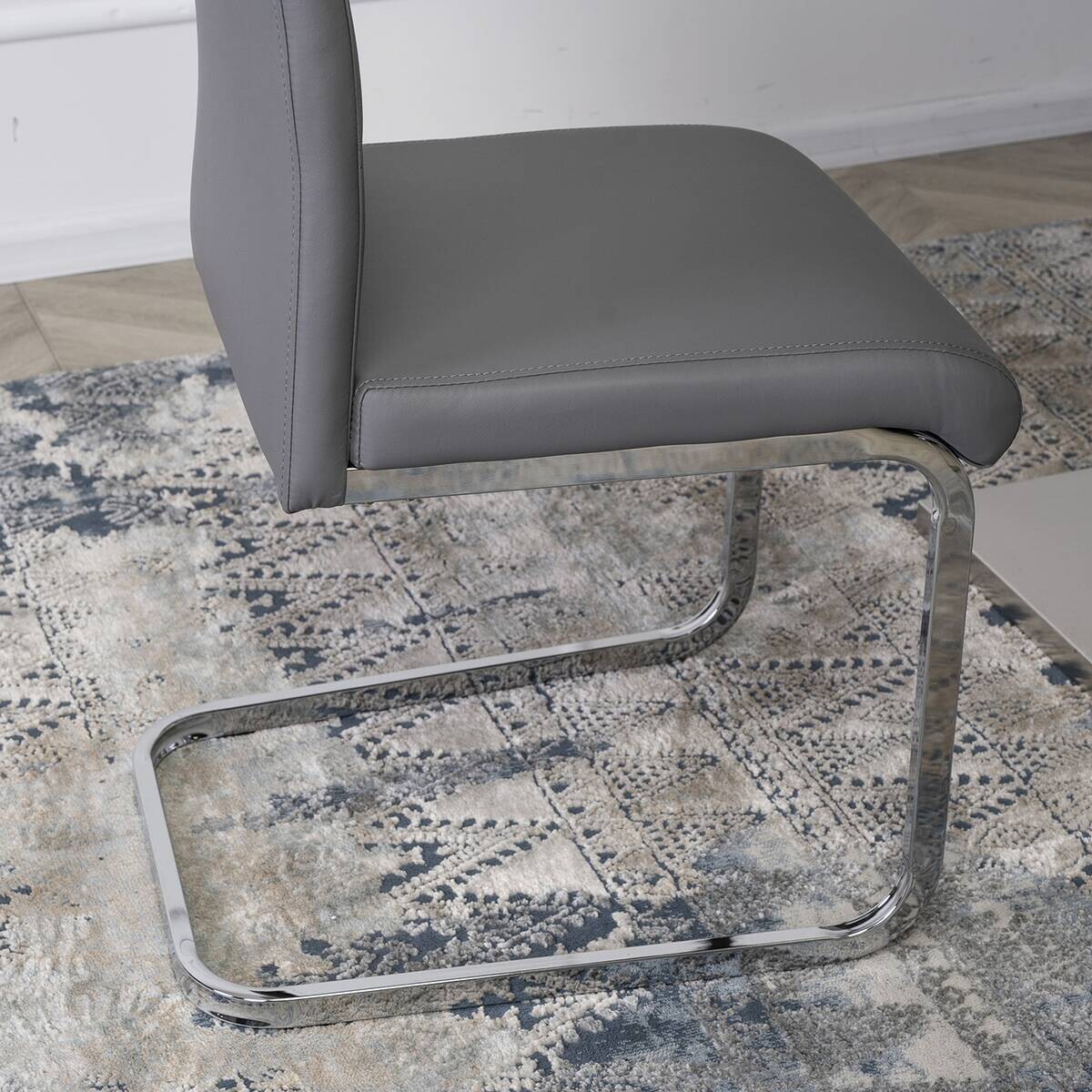 Stuhl LOCA grau Kunstleder B/H/T: ca. 43x102x54 cm