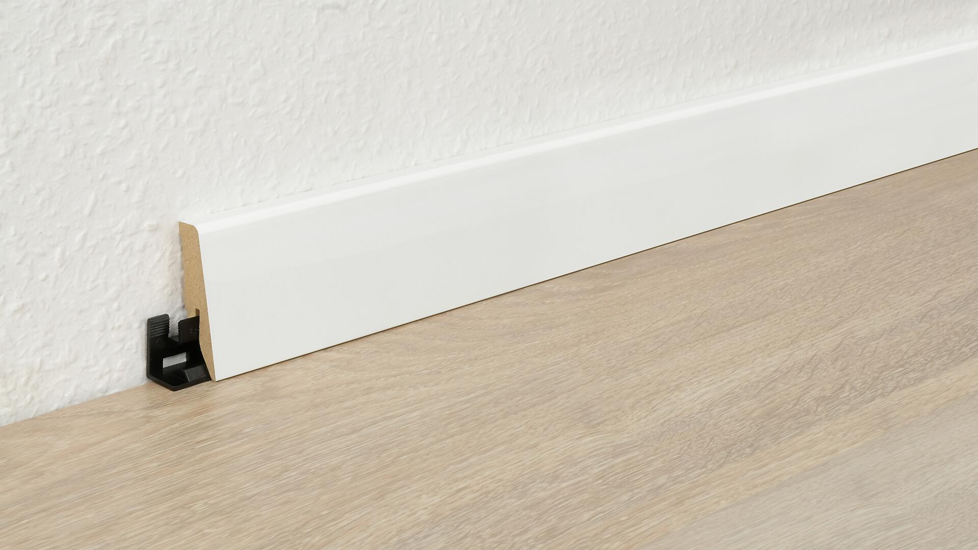 Sockelleiste L/B/H: ca. 250x1,8x5,8 cm pro Stück