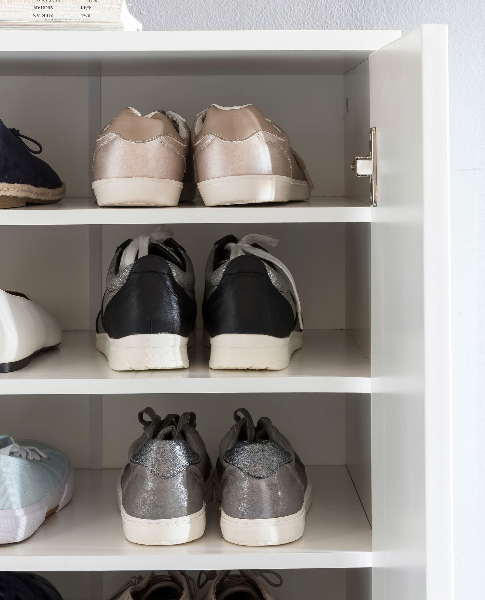 Schuhschrank weiß B/H/T: ca. 55x108x35 cm