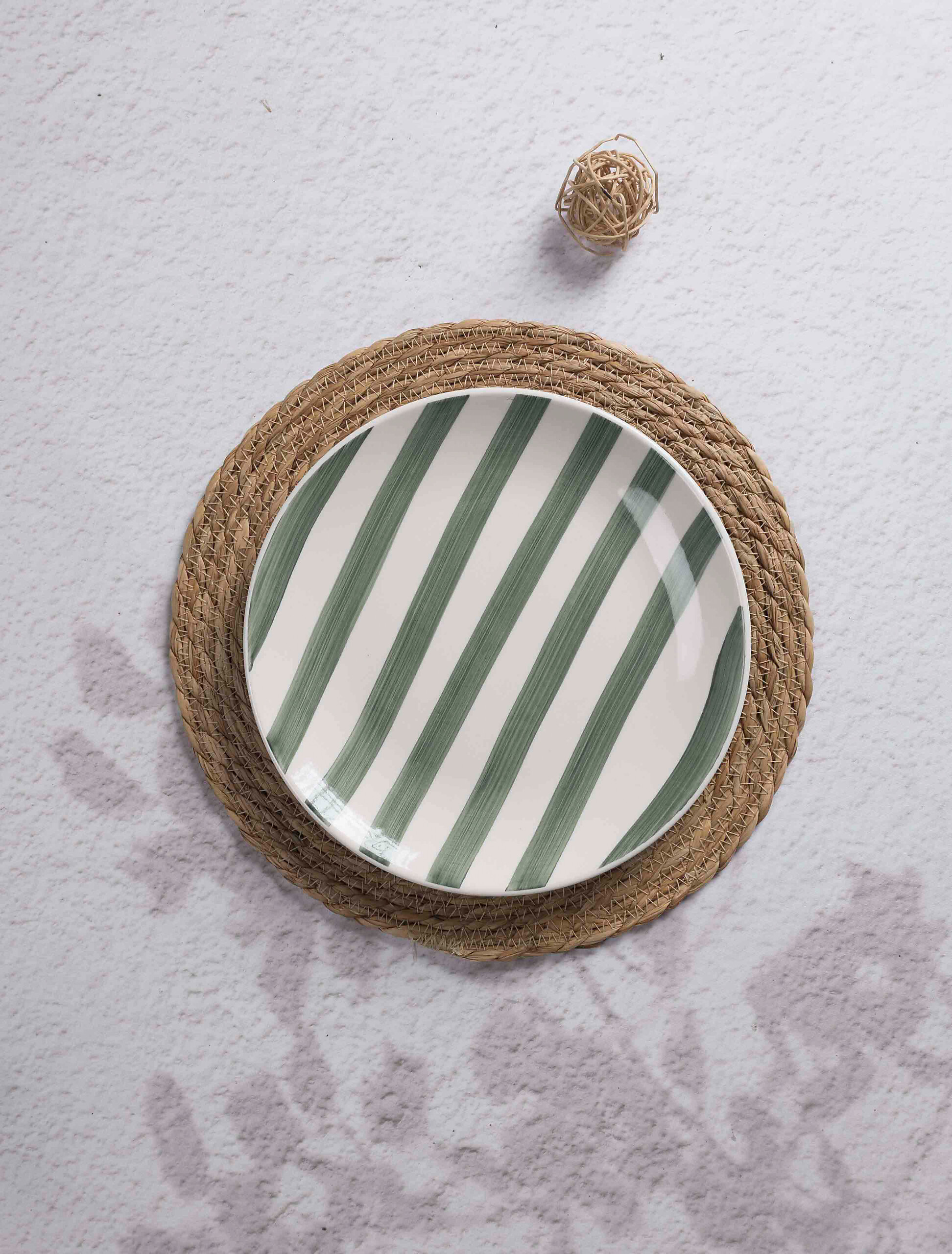 Teller grün Keramik H/D: ca. 2,3x19 cm Teller grün Keramik H/D: ca. 2,3x19 cm