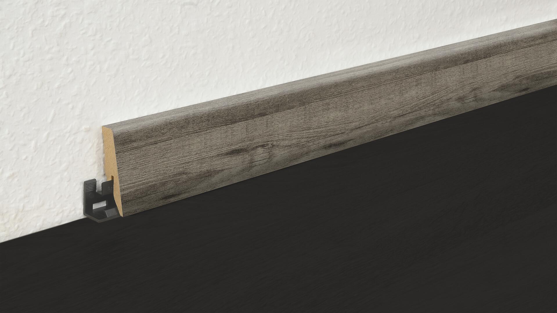 Sockelleiste L/B/H: ca. 250x1,8x5,8 cm pro Stück