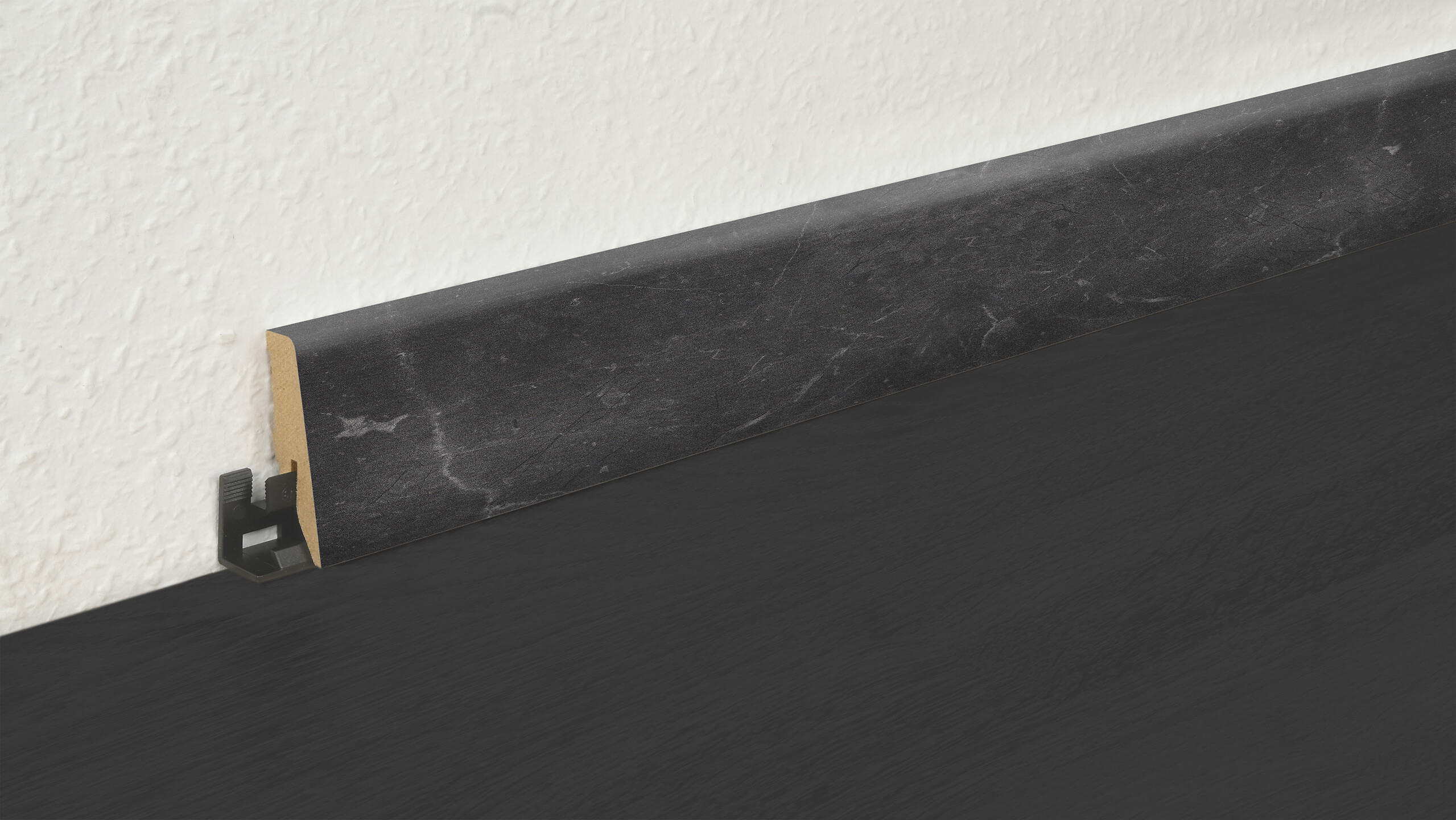 Sockelleiste L/B/H: ca. 250x1,8x5,8 cm pro Stück