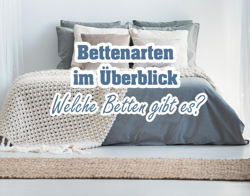 Bett mit grauem Kopfteil, weißen und grauen Kissen, einer weißen Decke und einem geflochtenen Teppich. Text: 'Bettenarten im Überblick Welche Betten gibt es?'.