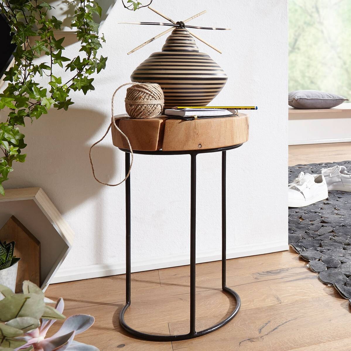 Beistelltisch natur schwarz Akazie Metall B/H/T: ca. 28x45x28 cm