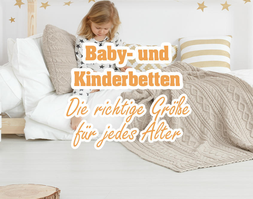 Ein Kind sitzt auf einem Bett mit einer beigen Decke und einem gestreiften Kissen. Text: 'Baby- und Kinderbetten Die richtige Größe für jedes Alter'.