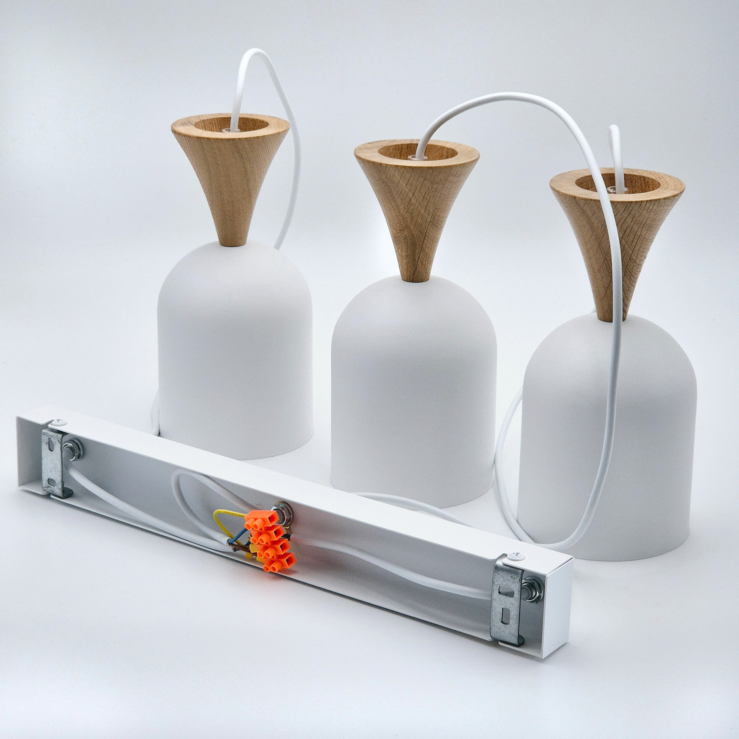 Lamkur Hängeleuchte weiß Eiche Stahl Holz B/H/L: ca. 15,5x92x45 cm E27 3 Brennstellen