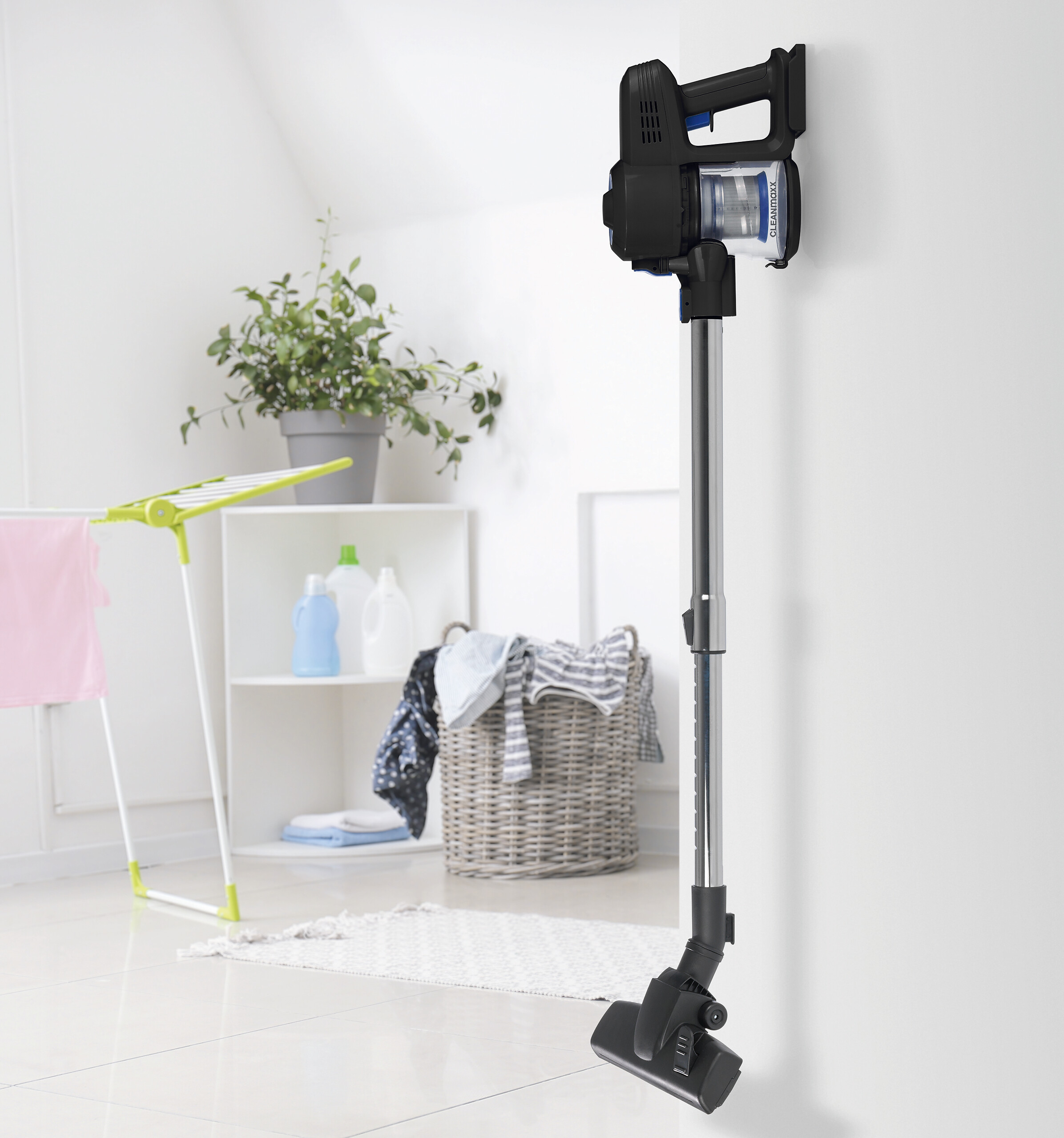 CLEANmaxx Handstaubsauger schwarz blau Kunststoff Metall B/H/L: ca. 12,5x22x30,5 cm CLEANmaxx Handstaubsauger schwarz blau Kunststoff Metall B/H/L: ca. 12,5x22x30,5 cm