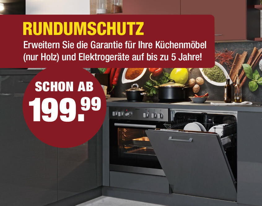 Offene Geschirrspülmaschine in moderner Küche mit schwarzem Herd und Töpfen auf dem Herd, daneben Textbanner mit Garantieangebot für Küchenmöbel und Elektrogeräte