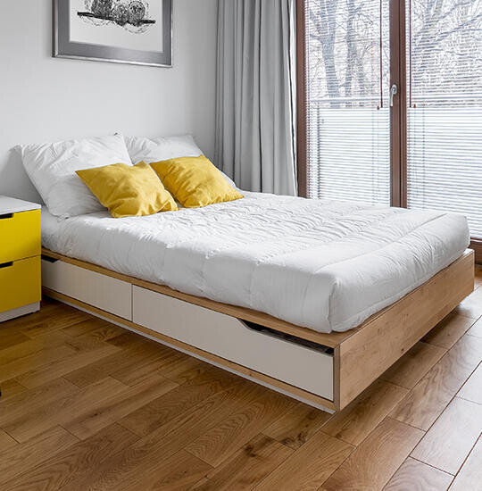 Funktionsbett mit Schubladen und gelben Kissen