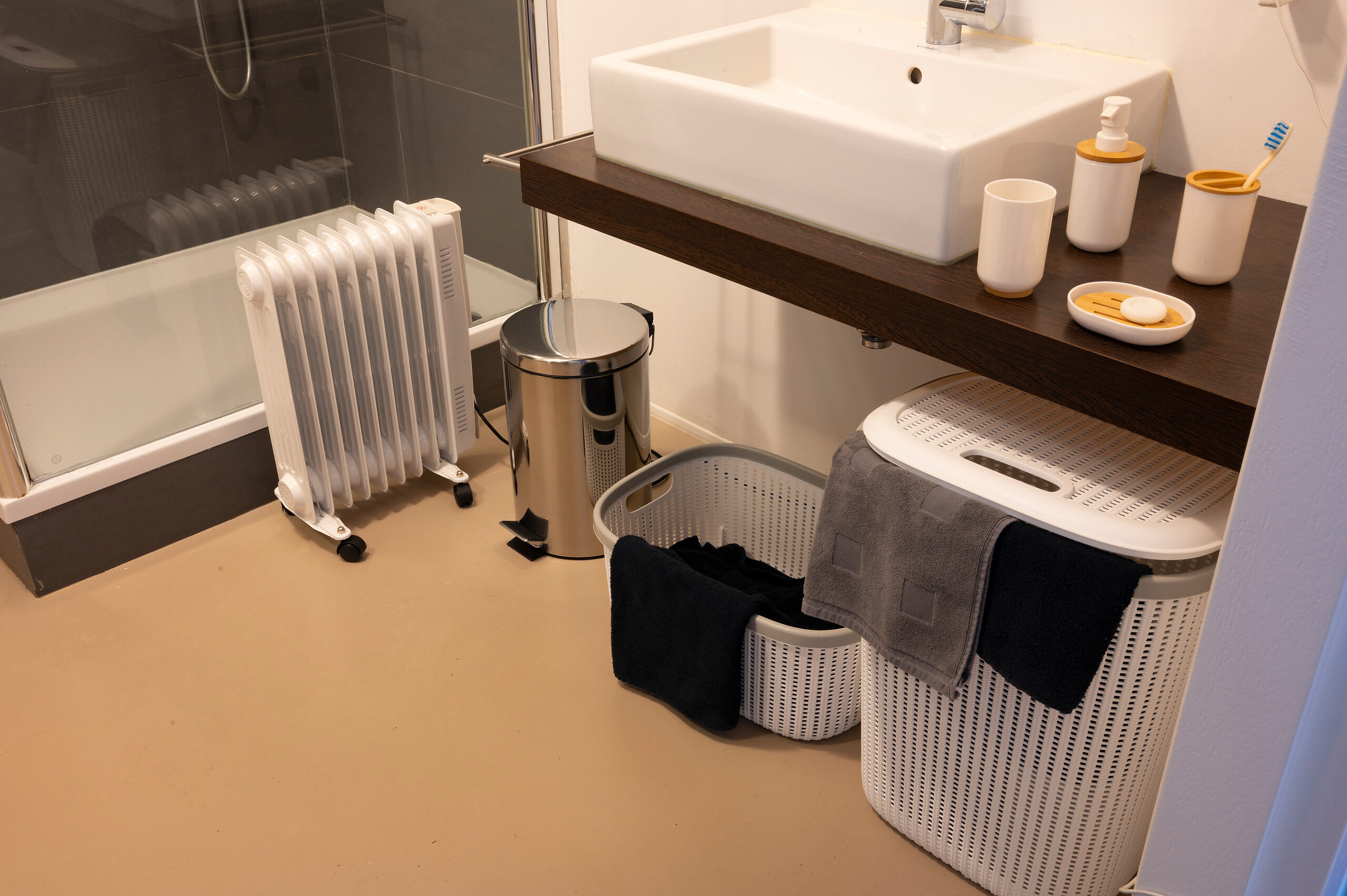 Ölradiator weiß Metall B/H/T: ca. 40x55x23,5 cm ca. 2000 W