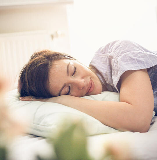 One_Site_Emotionsgrafik_Bett-bei-Rueckenschmerzen_540x550_Kopfkissen_iStock_Mladen-Zivkovic ""