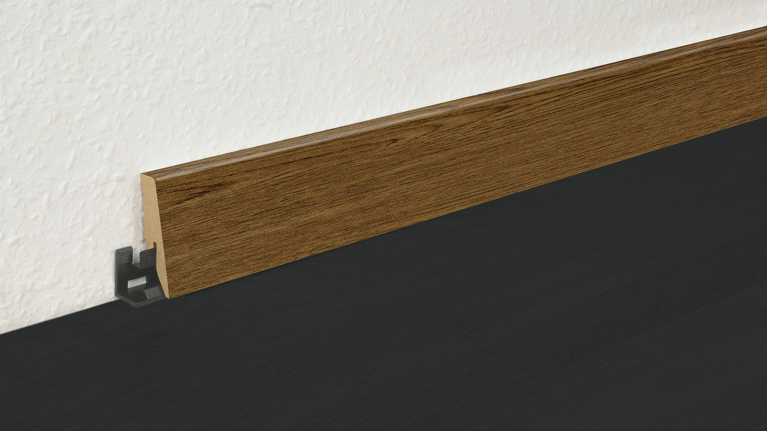 Sockelleiste L/B/H: ca. 250x1,8x5,8 cm pro Stück