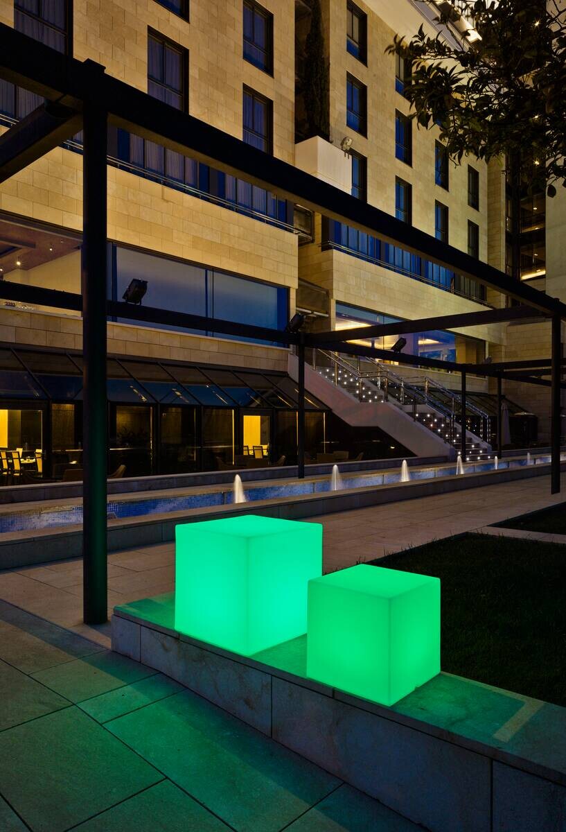 LED-Dekoleuchte weiß B/H/L: ca. 32x32x32 cm