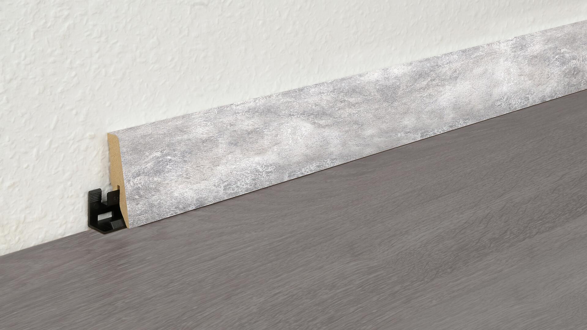 Sockelleiste L/B/H: ca. 250x1,8x5,8 cm pro Stück