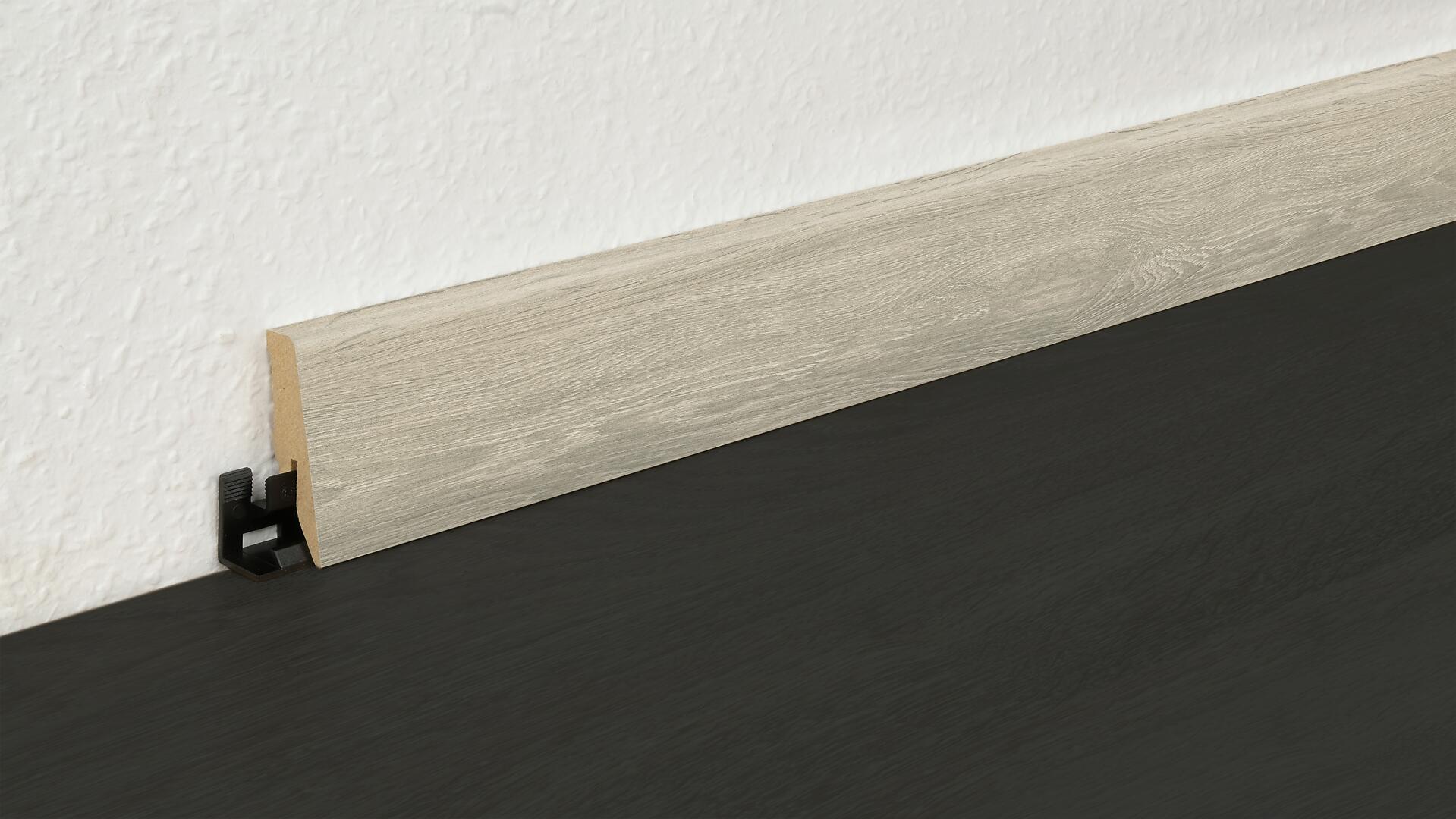 Sockelleiste L/B/H: ca. 250x1,8x5,8 cm pro Stück