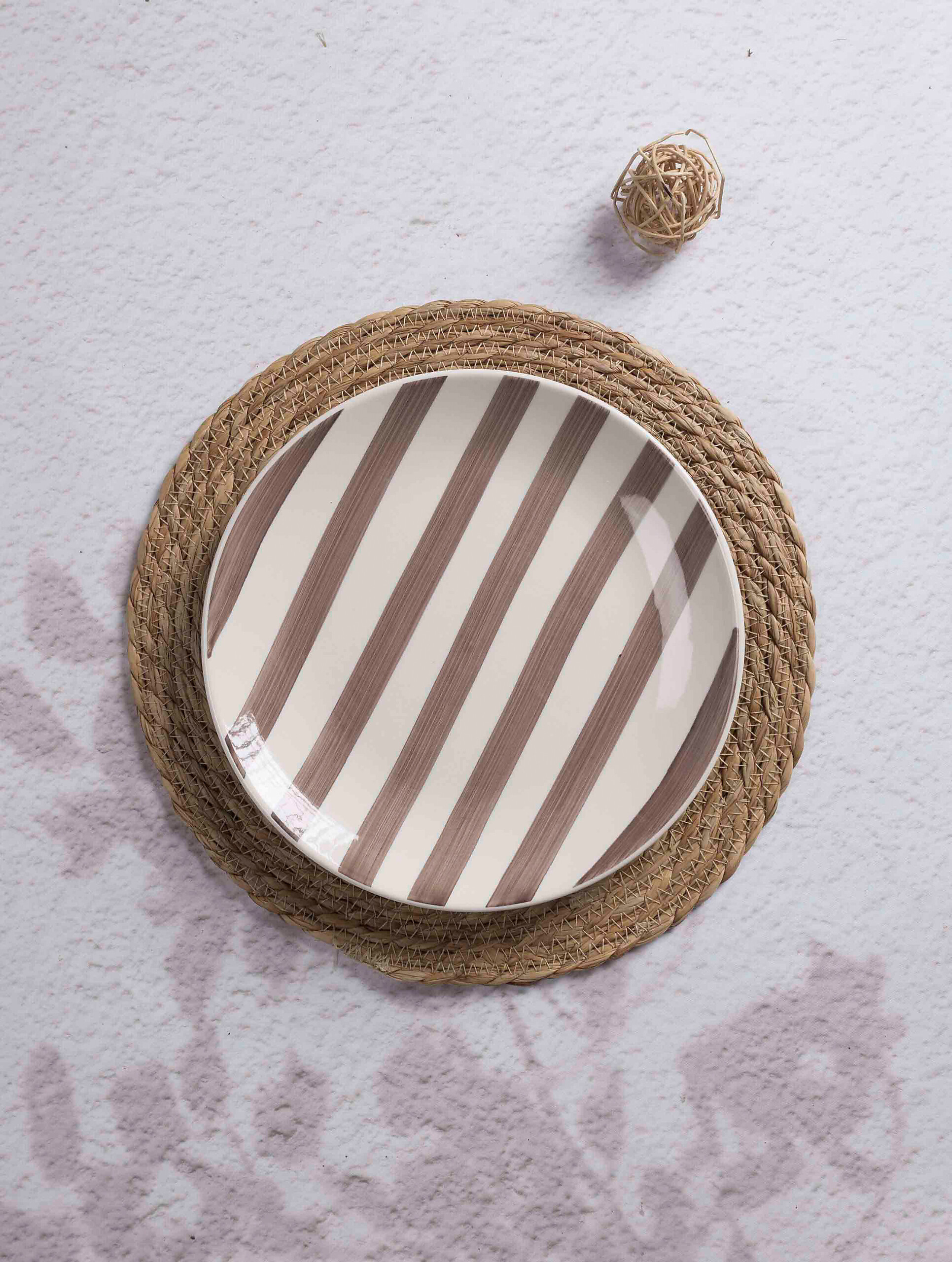 Teller braun Keramik H/D: ca. 2,3x19 cm Teller braun Keramik H/D: ca. 2,3x19 cm