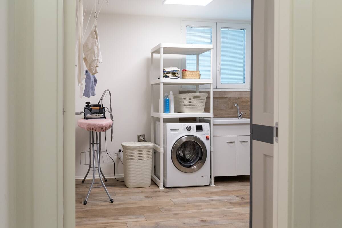 DEA Waschmaschinenregal weiß B/H/T: ca. 75x187x57,5 cm DEA Waschmaschinenregal weiß B/H/T: ca. 75x187x57,5 cm